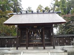 先に進むと幣殿があります。この瑞垣の内側に神明宮と、岡神社があります。