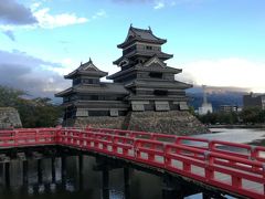 美ヶ原から先の道は工事で通行止めなので、松本経由で高速道路に乗り長野へ向かいます。
国宝の松本城で小休止。黒と白の美しいお城です。