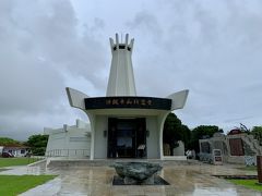 ツアーの次のストップは、平和祈念公園にある平和の礎。

公園の敷地が広く、豪雨だったので、残念ながら限られた時間のなか思うように動けなかったのですが、平和祈念堂はよかったですよ。