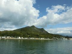 30分ほどで小豆島・土庄（とのしょう）港へ

山が多い島です。