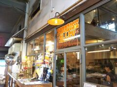 ぽっぽちゃんは、レンバイの一角にある「パラダイスアレイ」というパン屋さんがお気に入り。
