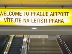 チェコのプラハ空港の歓迎サインです。
英語とチェコ語です。

チェコ語は各国の言語のうちで文法も発音も難しい言語です。

カレル橋(チャールス橋)の入り口に「工事中注意」の6つの掲示がありました。
Pozor:チェコ語
Caution:英語
Vorsicht:ドイツ語
Attention:フランス語
Внимание:ロシア語
Attenzione:イタリア語
