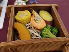 2泊目の宿に到着し、温泉につかった後の夕食はやはり”地獄蒸し”。野菜がホクホクに蒸し上がっている。