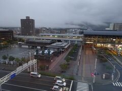11/2の朝、ホテルの窓から見た高知駅は小雨模様