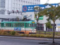 路面電車が発車。高知の路面電車は色んなのが走ってます