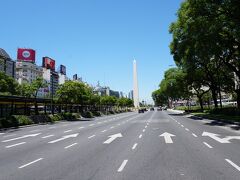 コロン劇場の前はかの有名な7月9日通りが走っているので見学しつつオベリスクへ　この日はクリスマス前で交通量はご覧の通りのガラガラ状態でした

アルゼンチンの独立記念日1816年7月9日にちなんで名付けられた通りで道路幅は140mと世界一幅の広い道路です