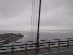 明石海峡大橋を渡ります
