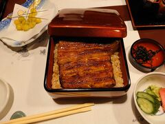 今回の旅行の最初の晩ご飯はこれ。ウナ重です。東京のウナギは超美味！

たまたま、ココグランの二軒隣にウナギの老舗「伊豆栄」の支店があったんですよ　
　　　(^^♪