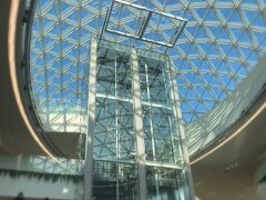 福岡空港に到着！空港が全面リニューアルオープンしていた!(^o^)!ガラス張りな曲線の天井がオシャレ