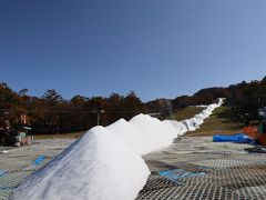 ショッピングプラザを抜けて、軽井沢のスキー場。
ちょうど、人工降雪機が雪を噴き出して、スキー場の準備をしているところでした。