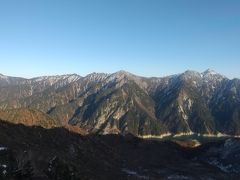 室堂を後にして、トロリーバスで大観峰へ。展望台からは針ノ木岳（写真右）など後立山連峰の山々が見えました。左端は鹿島槍ヶ岳でしょうか。