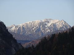 ロープウェイとケーブルカーを乗り継いで黒部ダムまで下ると、堰堤から白馬三山が見えました。左端付近が白馬岳。