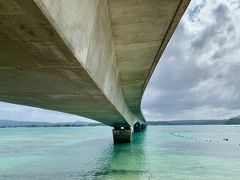 古宇利島と屋我地島を結ぶ古宇利大橋。

2km弱もある大橋なのですが、無料で渡れる橋の中では日本一の長さらしいです。

エメラルドグリーンの海の上に伸びる古宇利大橋もステキ！