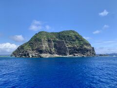 海が本当に青くて、船からの景色も素晴らしい。

これは城島かな～。