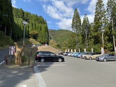 鍋ケ滝公園へ

道路の案内看板から駐車場へ向かう道が狭くて

対向車が来ないようにお祈りしながら通過して来ました