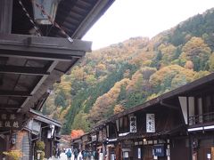 木曽十一宿のひとつ奈良井宿は中山道を旅人が往来した昔の風情が残ります。観光客で賑わっています。