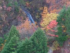 つばくろ谷にやって来ました。
不動沢橋の上からの眺め。滝と紅葉のコラボレーション！