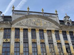 ブリュッセルやアントワープ、ワロン地方、オランダの一部を版図としたブラバント公爵領がかつて存在したが、歴代ブラバント公の胸像を飾っているのがブラバン公爵の館。
現在のベルギーでは王位継承者をブラバント公と呼ぶ。イギリスのプリンスオブウェールズと同じ性格の称号だ。
ちなみに現在のブラバント公エリザベートは女性である。
