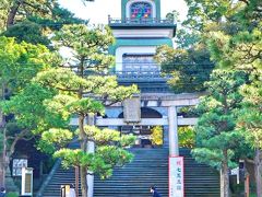 最初にやってきたのは、尾山神社でした。
加賀藩祖の前田利家とお松の方を祭神として祀る神社。神社でありながらステンドグラスを模した神門が珍しいと聞き、見ておきたかったのです。

この神門は擬洋風建築と呼ばれ、二、三層目には欄干が配され、三層目にステンドグラスがはめ込まれていました。確かに、神社にしては珍しい門ですね～～