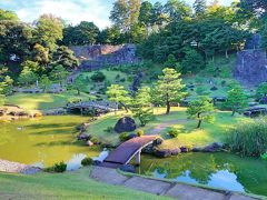 そしてやって来たのは、『玉泉院丸庭園』。
江戸時代、三代藩主の前田利常が作庭した池泉庭園で、もてなしの場として利用された「兼六園」に比べ、藩主の内庭として主に利用された庭園だとか。
高台から中島方面を見た風景です。