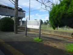 最初の駅の松岸駅。
成田線仕様の駅名標。