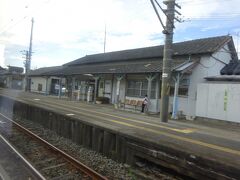 干潟駅。
こんなような、昔ながらの駅舎の駅が連続する。
長い単線区間といい、これが東京駅を起点とする幹線の１つ、総武本線。