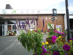 富良野駅へ。
ＪＲ富良野線の駅の一つ、沿線では主要駅で、駅前ロータリーも広く、タクシー乗り場や一般車駐車場もあります。