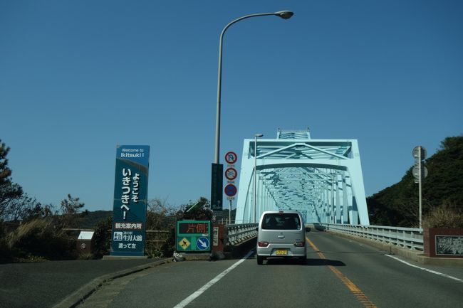少々工事渋滞に巻き込まれつつも、生月大橋を渡って生月島へ。