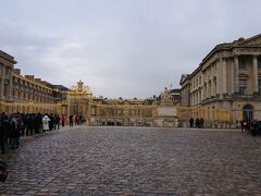 ホテル最寄りのSaint-Michel Notre-Dame駅からRER C線で40分くらいで、Versailles Château Rive Gauche駅へ。
そこから徒歩15分弱くらいでノートルダム宮殿へ到着。
早い時間に行きましたが既に長蛇の列でした。
セキュリティチェックをパスするまで30分以上はかかった！