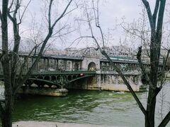 鉄道でパリ中心部に戻ってきました。
ビル・アケム橋