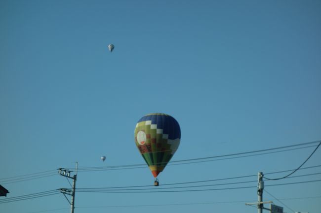レンタカーの返却時間までまだ時間があったので、少し散策してみると気球が飛んでました。<br />結構、住宅地の近くを飛んでるんですね～。