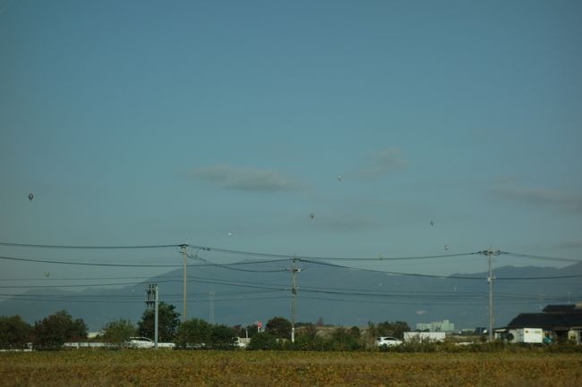 車で開けている場所に行ってみるとたくさんの気球が。。。<br />何度か佐賀に来ましたが気球が有名なんですかね・・・知らなかった。<br /><br />さて、そろそろ返却前の給油をして空港に向かいましょう・・・とは都合よく行かず、