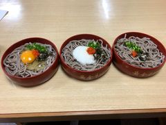 上から順番に食べ最後に蕎麦湯をオーダー。
お茶碗で持ってきてくれるのかと思ったら、なんと食べ終わった器に入れてくれます。
ちょっとつゆを垂らしてと言われたのでその通りにして飲んで見ると、
いや～蕎麦湯ってこんなに美味しかったっけ？

