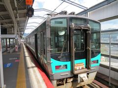 小浜線には３０年くらい前だったかの電化前のディーゼルカー時代に乗りに来たようなんですが、ほとんど記憶がありません。
ＪＲ化後に造られた車両はあんまりよくわからないんですが、１２５系という電車の２両編成で、ワンマン運転です。