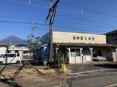 往きの列車で見た岳南富士岡駅の雰囲気が良かったので、降りてみることにしました。