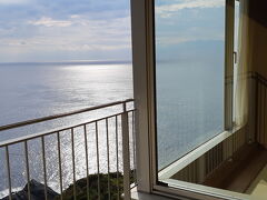 今日のお宿はＪＲホテル屋久島、2連泊します。海の見えるお部屋です。