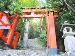 鳥居に続く「階段」は、
私が知ってる「階段」とは
ぜんぜん違っていてびっくり～。

この岩場を上れ、ですって？