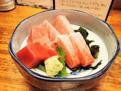 帰りは、修学旅行生のいない
静かな連絡船で戻って
夕食は、勝浦の街で
まぐろ料理の「竹原」さんへ。

カウンターだけの小さなお店ですが
店内にはお店を訪れた
有名人のサインや写真がずらり～。

最初、寡黙だった大将ですが、
有名人がいっぱい来てますね～と
声をかけたら、

美しい私たちに
インスパイアされたのでしょう、

島田陽子さんの美しさについて
熱く熱く語ってくれました。