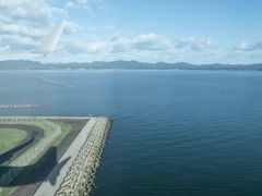 そして出雲空港は宍道湖の端っこに作られているので、着陸は宍道湖の上を飛んでいく。波がなくて鏡みたいな湖に移る機影とか眺めていて、飛行機での移動って楽しいな・・と改めて感じるわけです。ということで出雲空港。