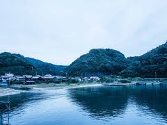 夕暮れ時にようやく温泉津に到着。駅から温泉街まで徒歩15分くらいなので歩いて行ってみることにした。これが温泉津の入り江と港。
たぶん、石見銀山が栄えていたときと遠景はあまり変わらないんじゃないかなあという素朴な風景だった。この風景は「石見銀山遺跡とその文化的景観」として世界遺産に登録されています。