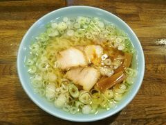 近くの店でランチ。丸信ラーメン駅前店。

少し独特の醤油ラーメンを食べた。スープが二つの層に分離している。食べ方を解説した木札が手元のカウンターに置かれている。
手打ち風の平太麺はかなり個性が強い。喜多方ラーメンの亜流なのであろうか。あっさり系のスープはおいしいけれども、私には塩分がややきつい。
好き嫌いがはっきり分かれそうなラーメンである。私はリピートはないかな。