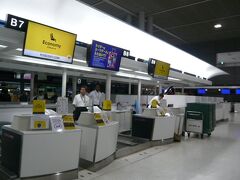 成田空港の早朝出発のチェックインカウンターです。

安価なノックエアー社のＬＣＣ便を利用します。

チェックインは、まだ始まっていません。