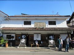 「満田屋」
人気の田楽のお店のようで、沢山並んでいました。
