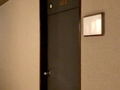 今回泊まった部屋は2階203号室。オーシャンビューでエンジェルロードが良く見えた。