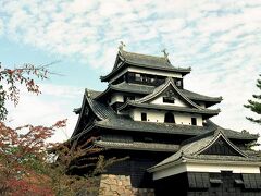 市街地へ戻り、松江城を訪れる。
現存12天守のひとつである美しい姿の天守が印象的だった。