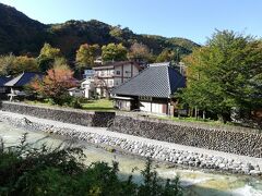 平家集落です。川沿いに平家の落人伝説のある湯西川温泉の観光の中心地です。 お蕎麦屋や800年続くお豆腐屋があります。