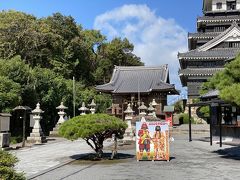 奥平神社の奥に天守閣があります。