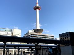 今回も９時頃に京都駅に着くのぞみで行きました。

旅の目標を立てるのは、好きでは無くて。
結局、それを目指してしまうのが何とも自分のスタイルに合っていないのです。
今回、ちょっと行ってみたいと思った場所が結構時間指定な所でして。
一つなら良いのですが、複数の時間指定だとカナリ自分のスタイルとずれるので。
ある意味、自分の中のずらし旅ですが。。
帰宅の新幹線が２０時過ぎなので、お寺さんが門を閉じる１７時位からどうしようと思い、調べてみたら。
町家のライトアップが見つかり。
それは時間指定。
もう一つ、京都御所見学も行きたかったのですが。
現在はガイド付きの時間指定しかおこなっていないらしく。
結局、それらは全て行くのを止めてしまいました。
今の旅はまず、そこをコントロールしないといけませんね。
自分には無理って言うか自分の旅じゃ無くなってしまうのでやめちゃいました。

しかし前回、何も考えないで行ったら本当に行きたい場所を見逃したってのがあったので。
調べて行きました（笑）

長楽館は１０時からの公開なので。
取り敢えず、南禅寺に行って。
１０時になったら祇園方面に向かおうと思っておりました。
京都駅で新幹線を降りると「あぁ人が居る」って印象でした。
コンコースを歩いていると、渋いポスターを発見。
そこに「神護寺」と書かれていました。
良さそうな所って思いながら改札を出る。

いつもと変わらず、駅前のバスチケット売り場で地下鉄とバスの１日乗車券（９００円）を購入。
南禅寺方面に向かおうとバスターミナルに向かうと。
なんと、そこで高雄フリーキップを発売しているのを目にしてしまった。
そこには神護寺って文字もしっかりと入っている。
往復するなら得なキップと言われ。
刹那、そのフリー切符を購入（笑）
そして。。
少し後にこのフリー切符で若干焦ったのです。
そして、高雄フリー切符じゃ無くても良かったって事も後で気付く。

目の前に停車しているバスに乗り込んで。
この時点で既に計画をしていた１０時からの長楽館は消え去った。