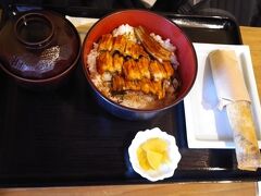 広島といえばアナゴ。
瀬戸内グリル じぱんぐさんでアナゴ丼。
写真右はもみじまんじゅうが入った春巻です。