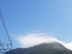 本日の由布岳
山頂に少し雲がかかっていますが
綺麗です(*^^*)

今日は博多に出て車を返し
大阪まで帰らねばなりません
なりませんが
大きな寄り道します